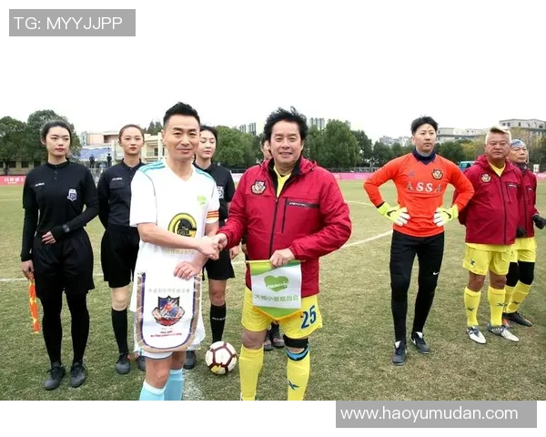 香港足球明星队齐聚一堂合影留念展现团结与拼搏精神 香港足球明星队齐聚一堂合影留念展现团结与拼搏精神